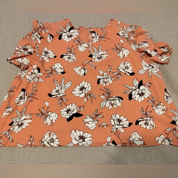 Madison Curvy peach top with b&w floral print. Keyhole back button closure. 3X. - Picture 2 of 6